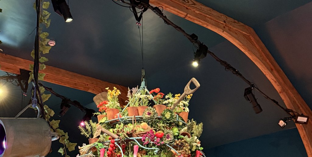 The majestic chandeliers that form a visual centrepiece to the cafe are each suspended using a Reutlinger Type 50.